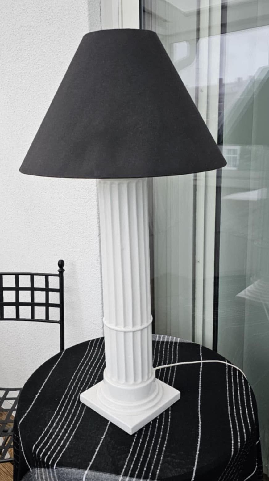 Golvlampa i kolonnstil med svart lampskärm