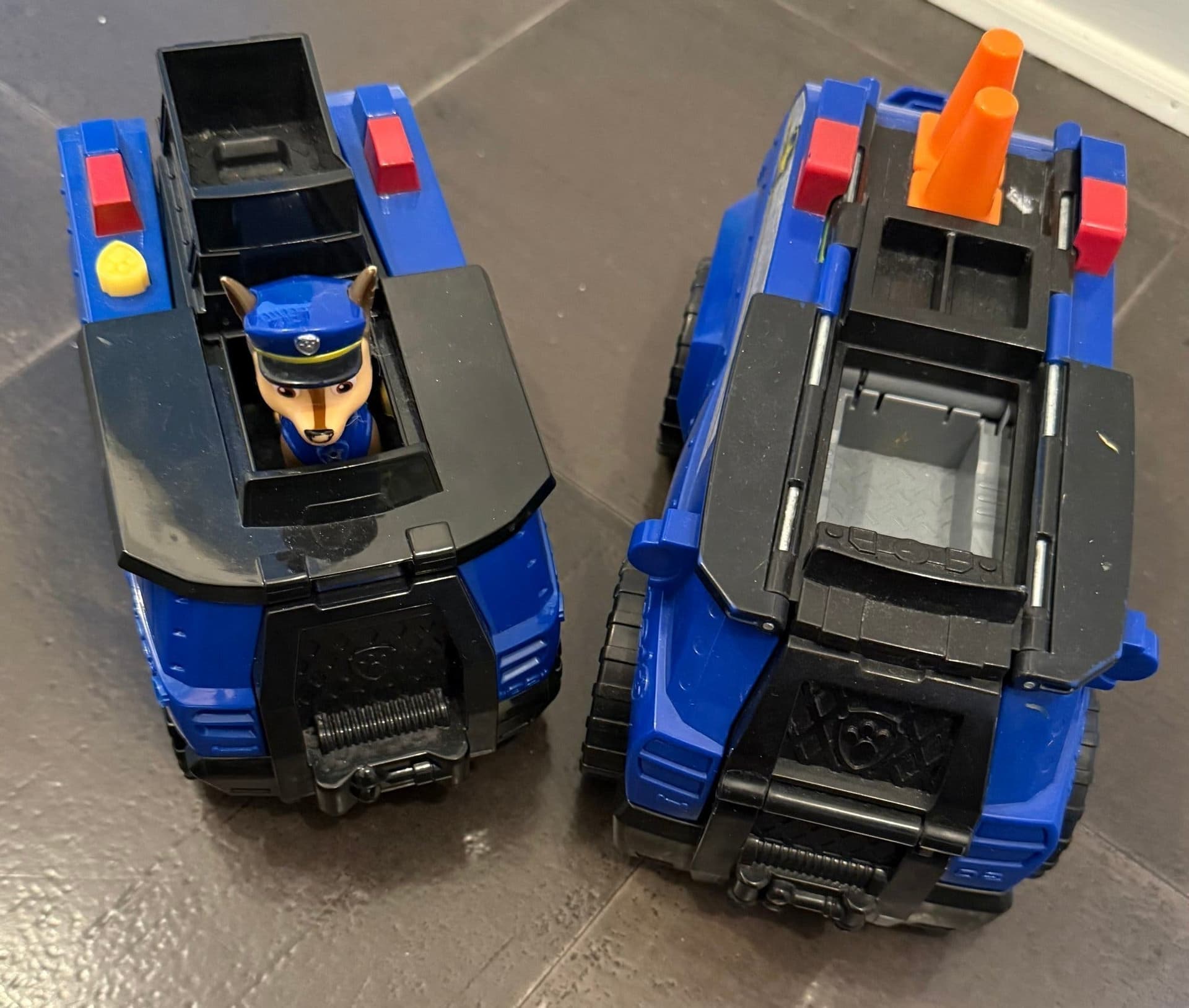Paw Patrol Chase • Delbar polisenhet + Utfällbar polistruck • 40 cm