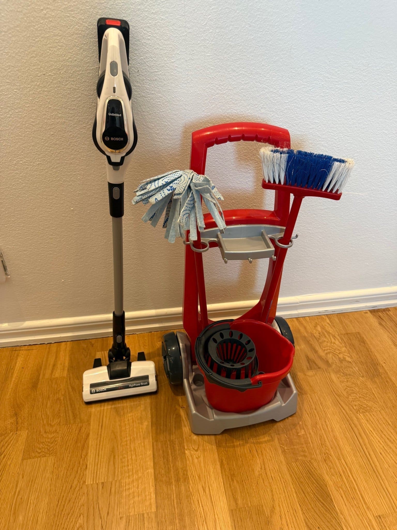Bosch Unlimited dammsugare och Vileda städvagn för barn