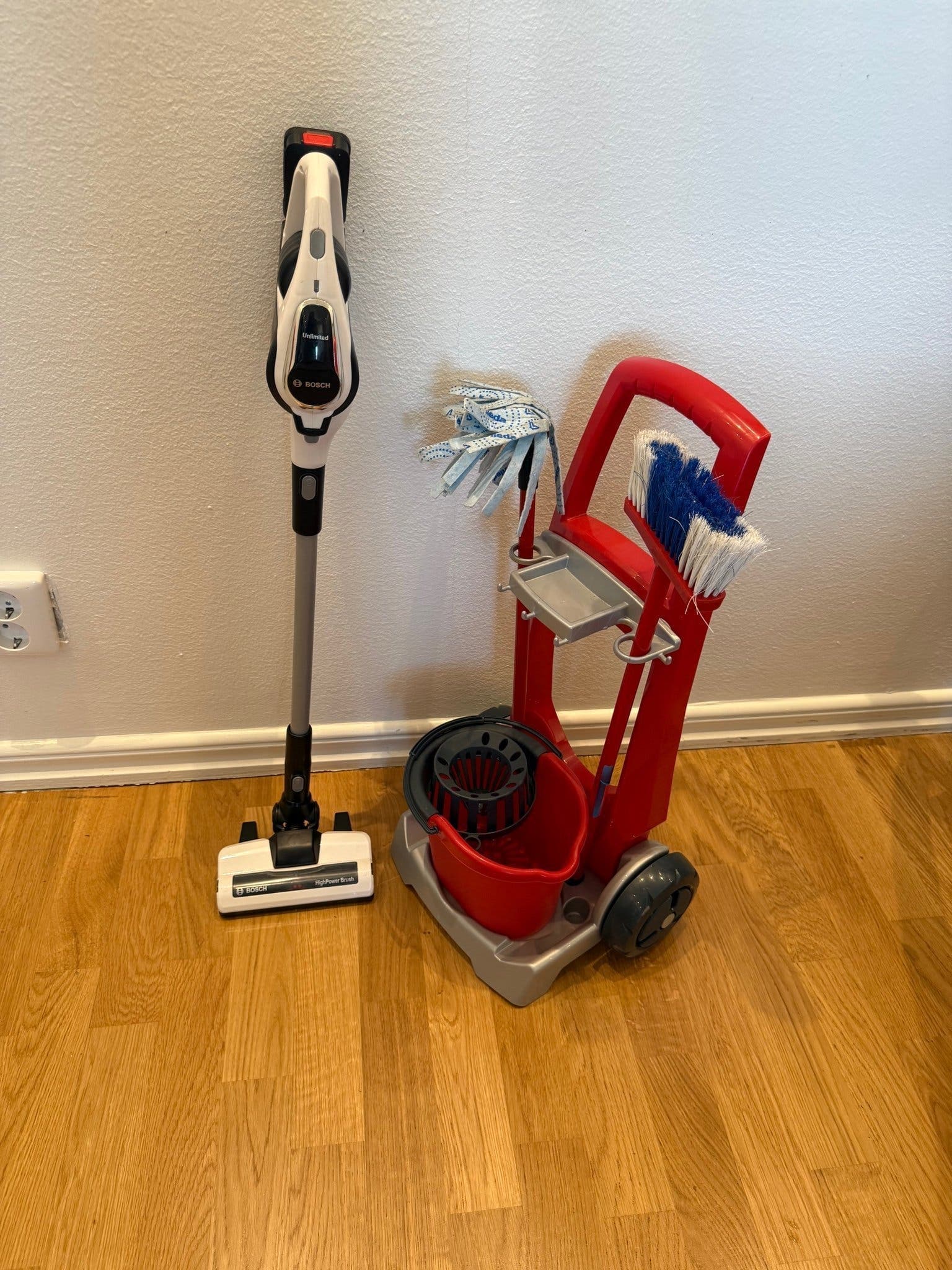 Bosch Unlimited dammsugare och Vileda städvagn för barn