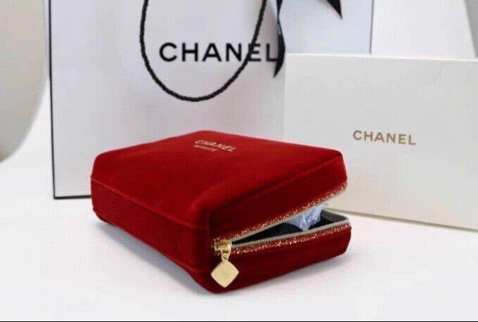 CHANEL BEAUTE RÖD SAMMET SMINKVÄSKA M GULD GLITTER DRAGKEDJA