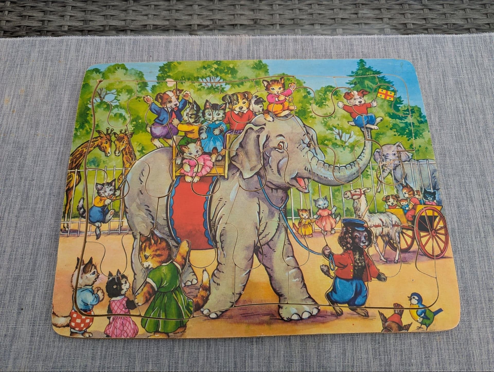 Charmigt vintage rampussel i plywood