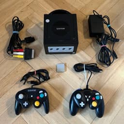 Nintendo GameCube konsol med två handkontroller och minneskort