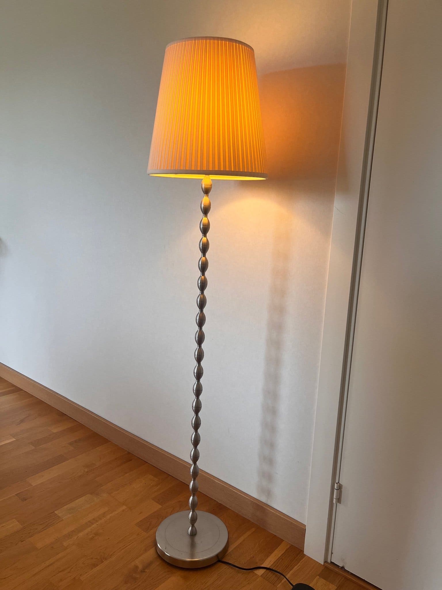 Golvlampa med plisserad skärm