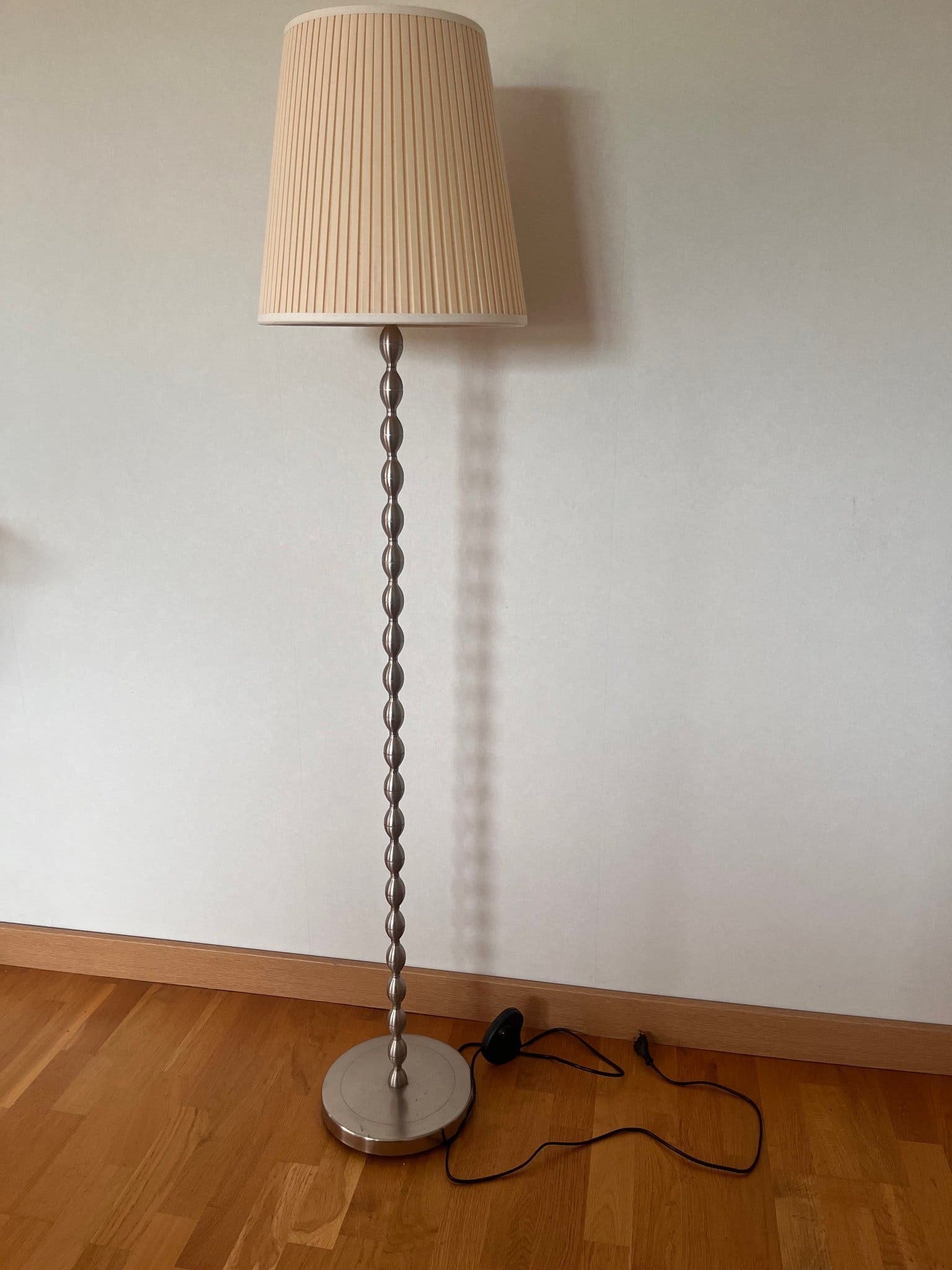 Golvlampa med plisserad skärm