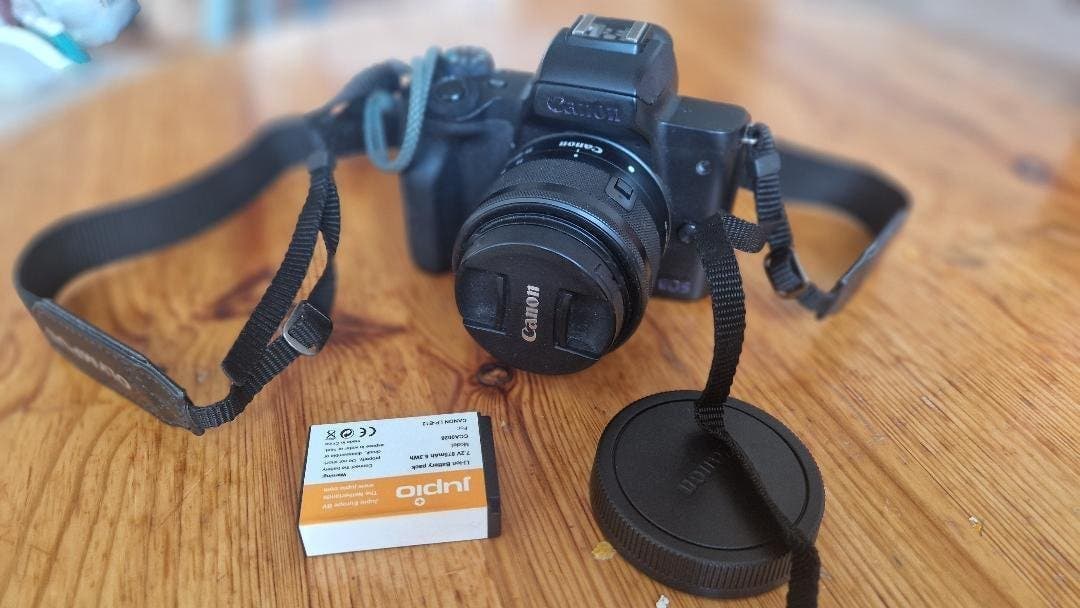 Canon EOS M50 + 15-45mm IS STM (Komplett paket i fint skick!)
