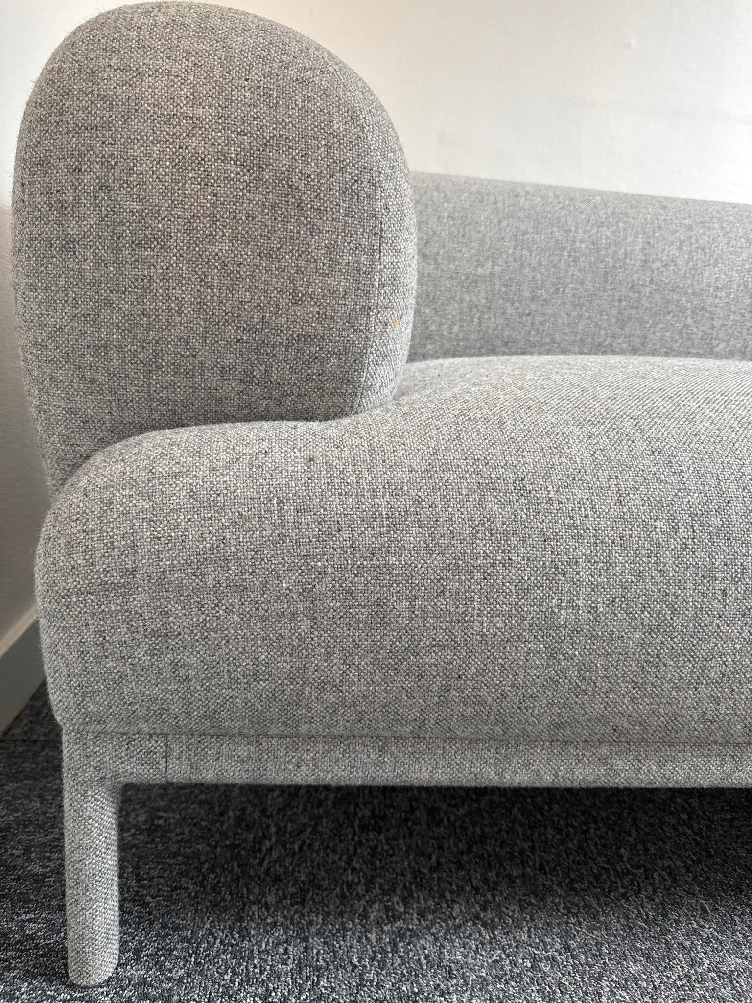 Två identiska premium soffor, priset är per soffa.