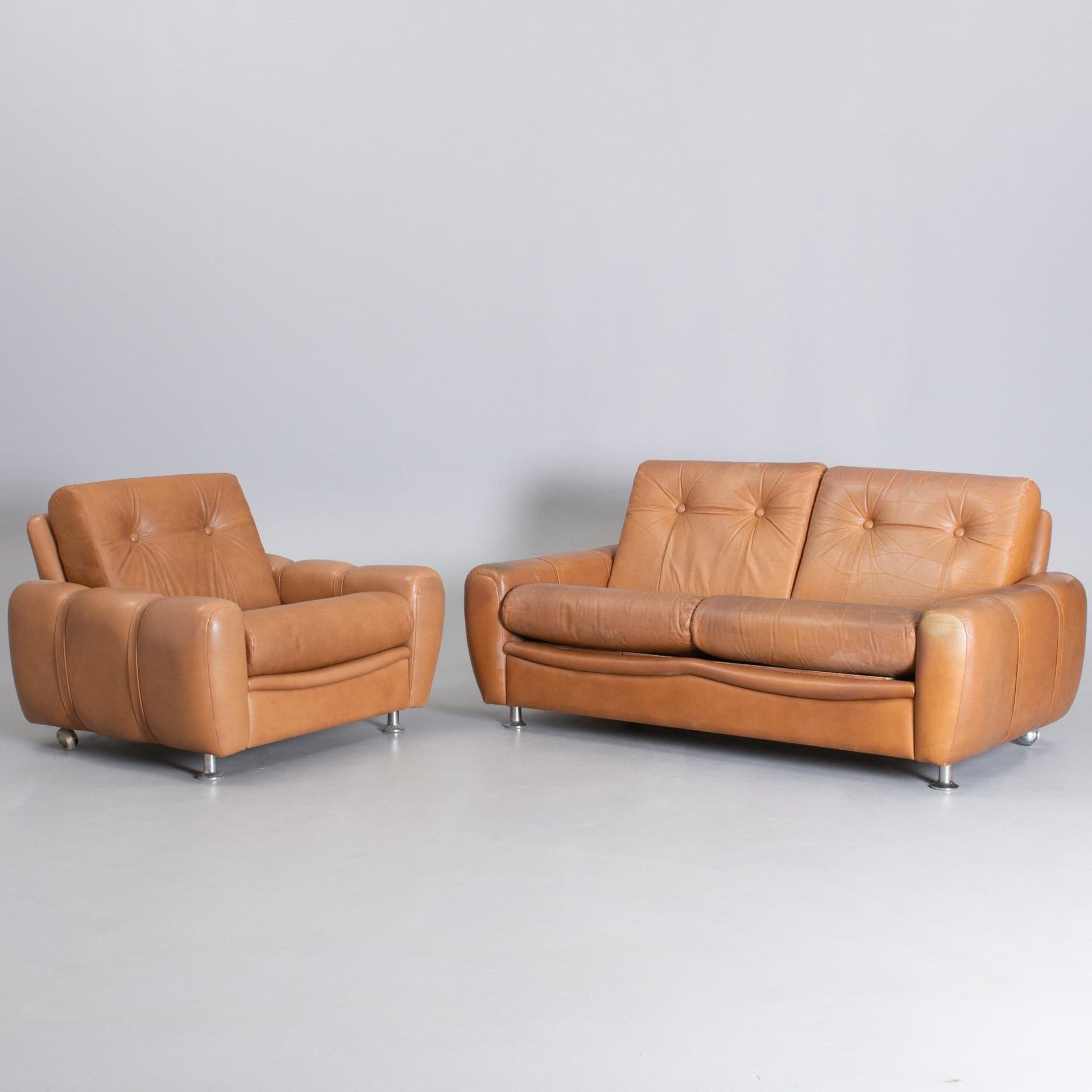 NILI Vintage Skinnsoffa & Fåtölj med kromade hjul - Skandinavisk design 70-tal