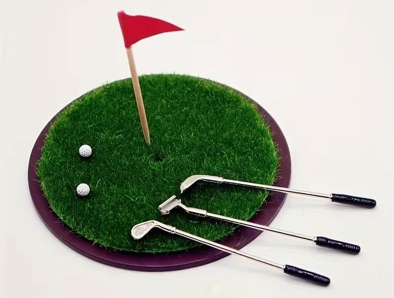 Golfset, 3 golfklubbor & 2 golfbollar liten green till dockhus/dockskåp/tittskåp