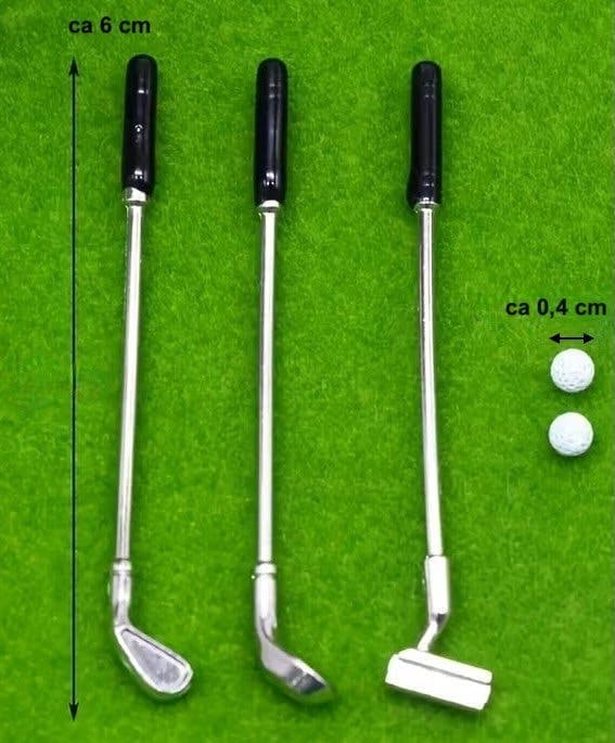 Golfset, 3 golfklubbor & 2 golfbollar liten green till dockhus/dockskåp/tittskåp