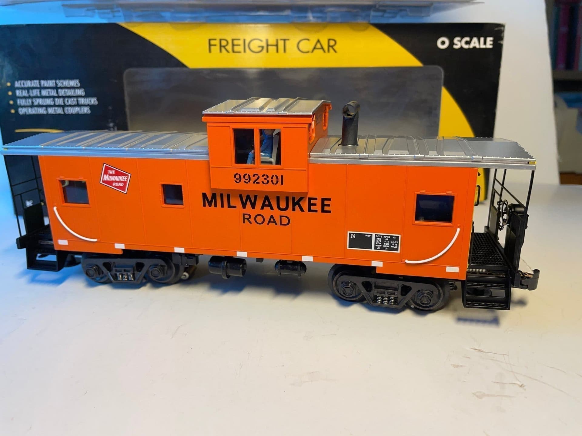 Milwaukee road Caboose med ljus, figurer och rök i skala 0
