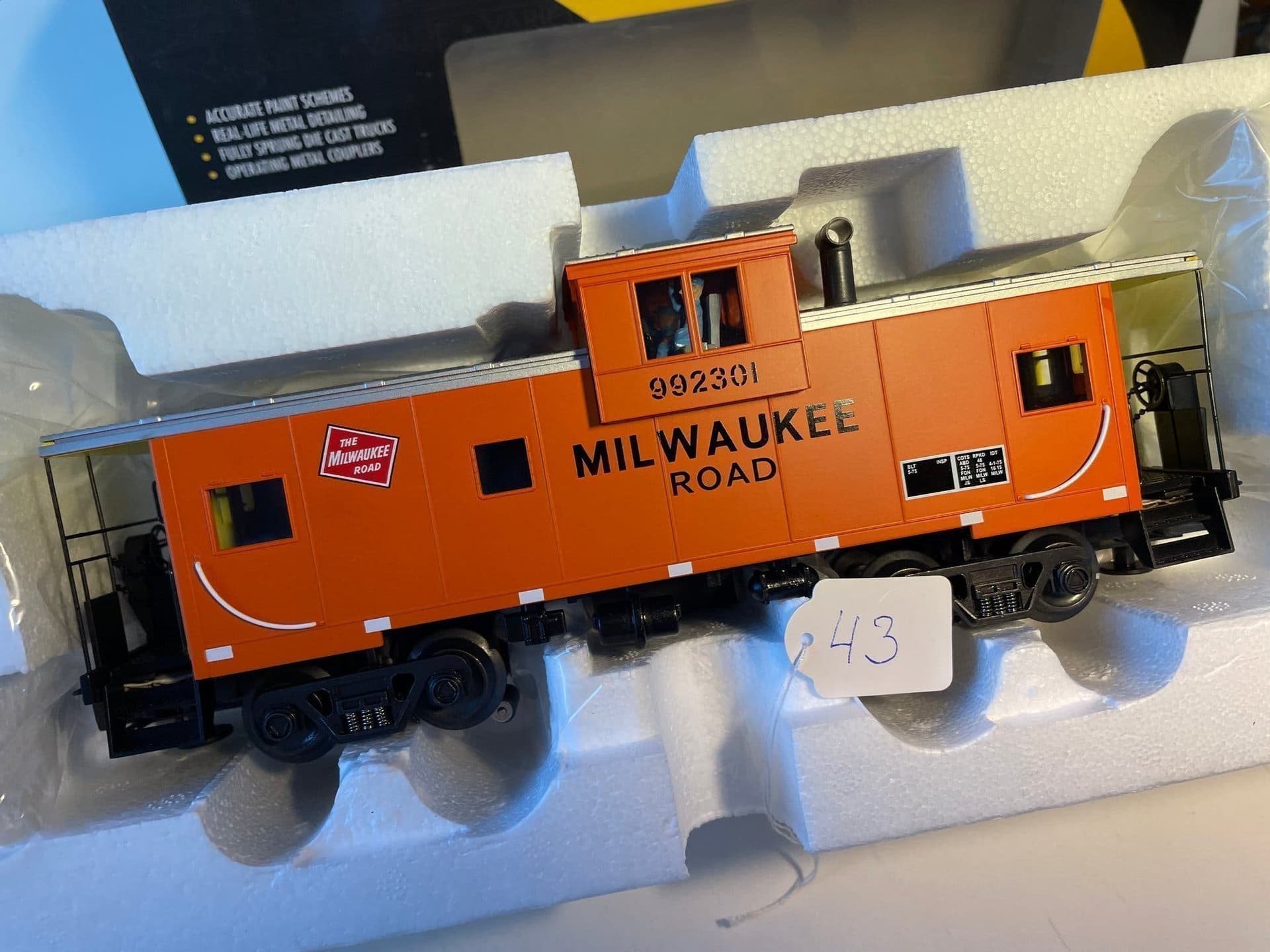 Milwaukee road Caboose med ljus, figurer och rök i skala 0