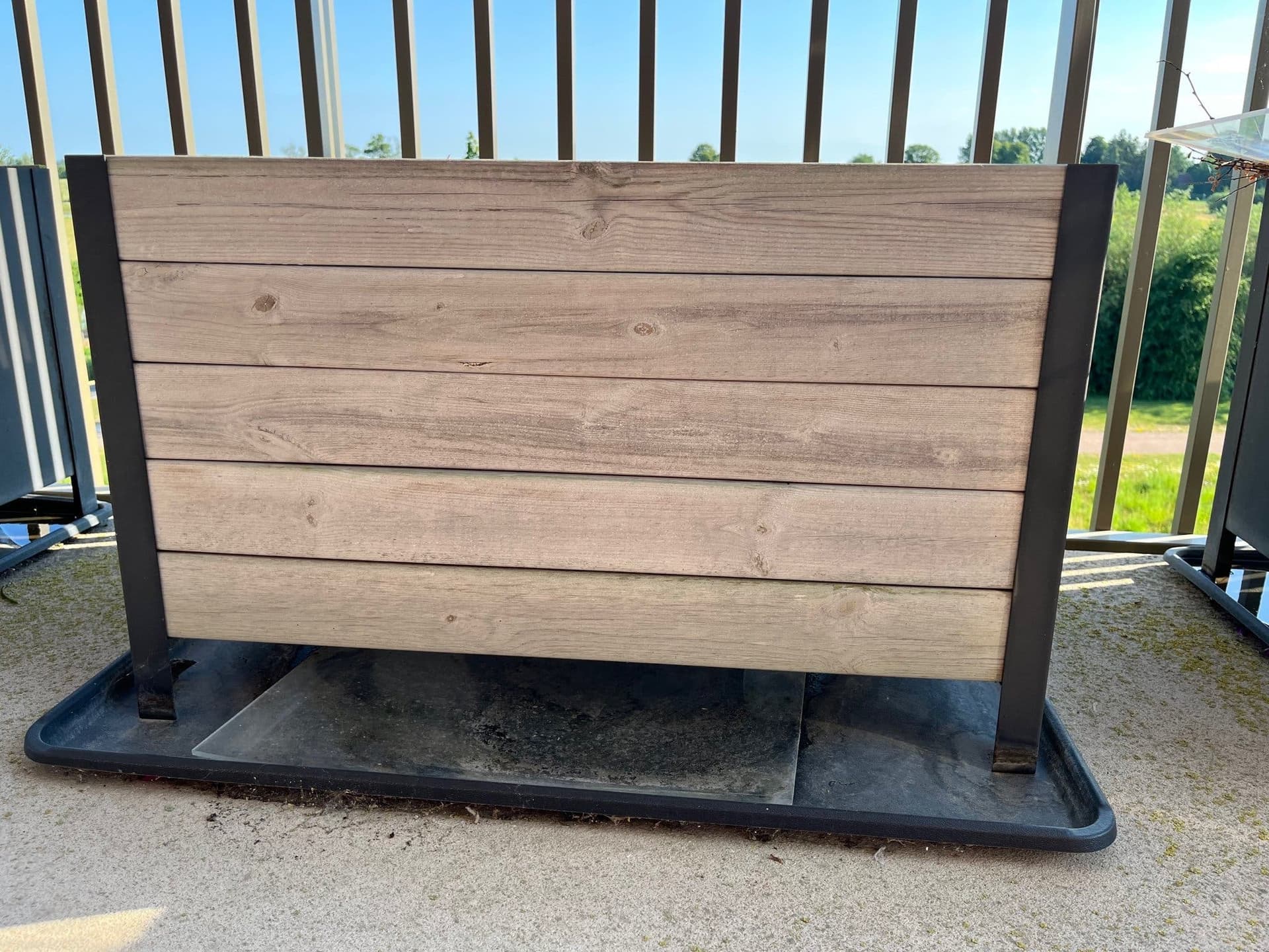 Pallkrage med träpanel och metallram