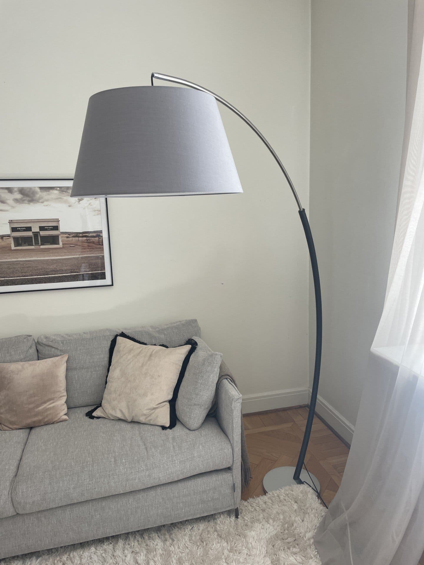 Golvlampa med grå skärm