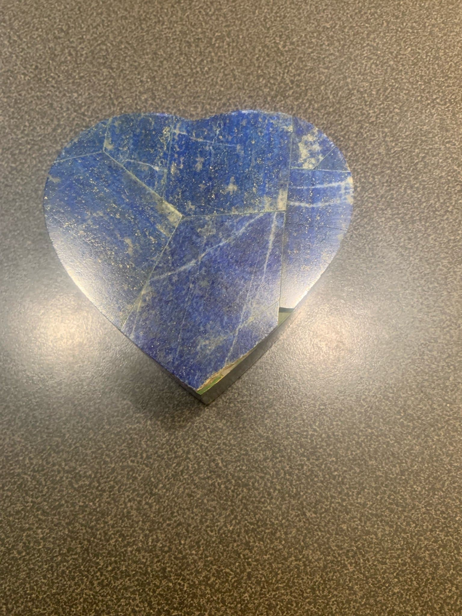 Hjärtformad ask med lapis lazuli