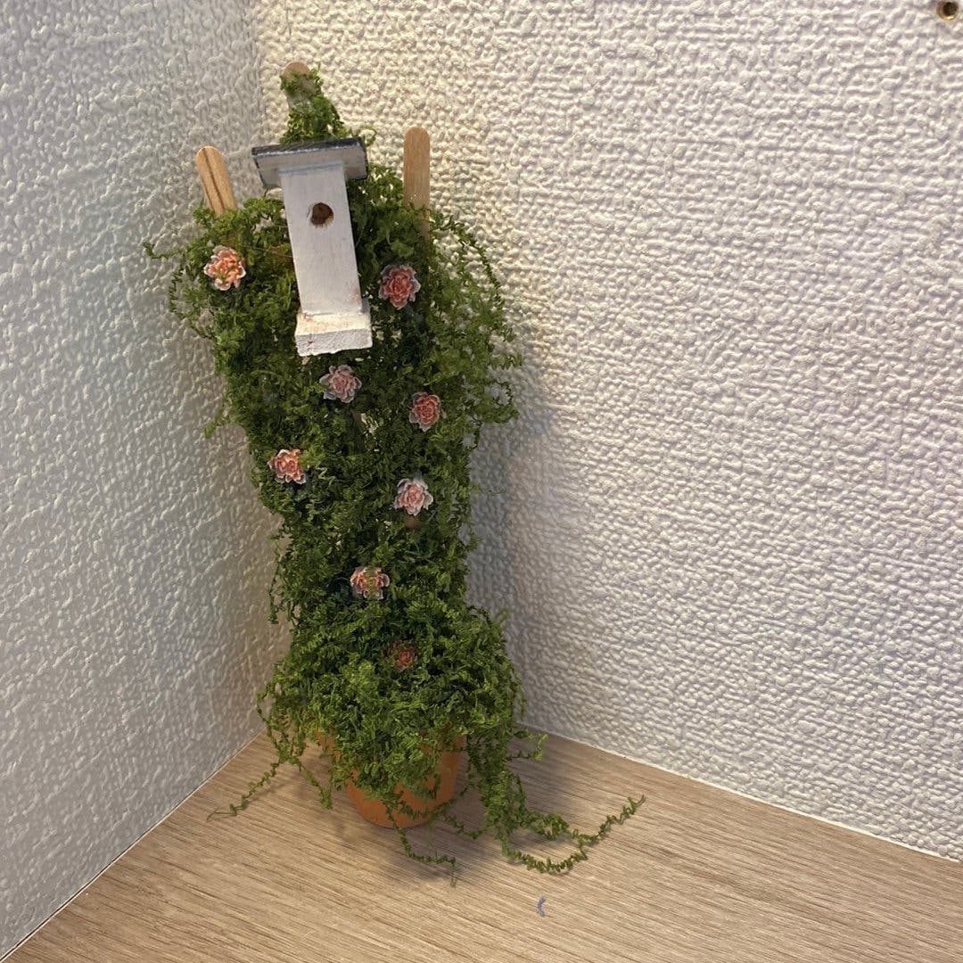 Dockskåpsmöbler / spaljé med rosa rosor, passar till Lundby dockskåp