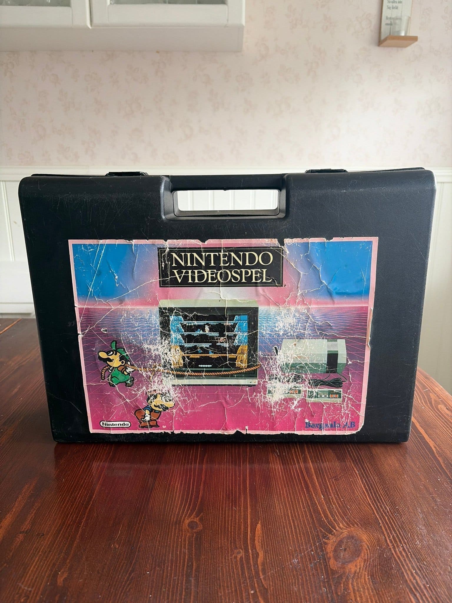 Hyrväska för Nintendo 8-bit NES från sent 80-tal! Bergsala!