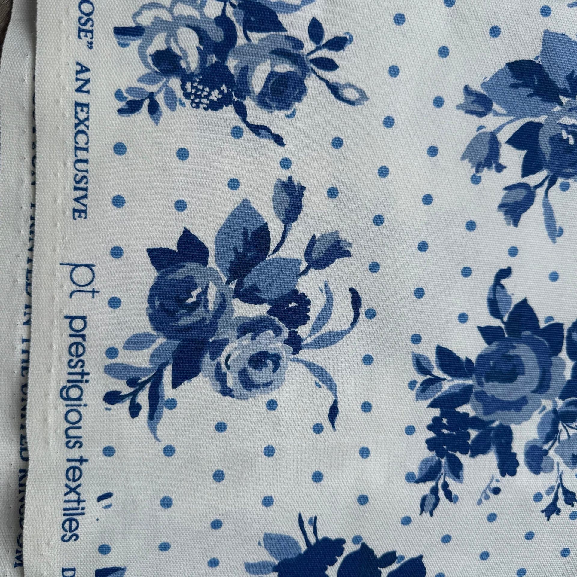 Tyg-vackert vitt med blå blommor-fräscht