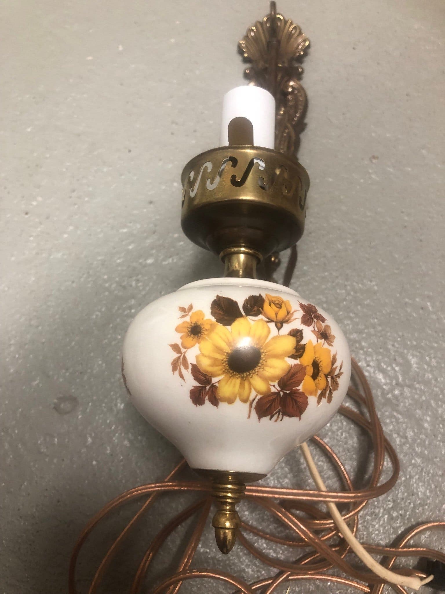Vägglampor med blommönster