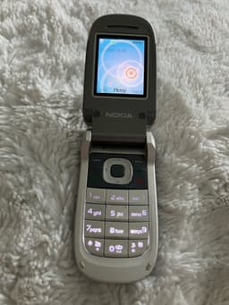 Nytt pris! Nokia 2760 vikbar mobil inkl laddare, batteri.