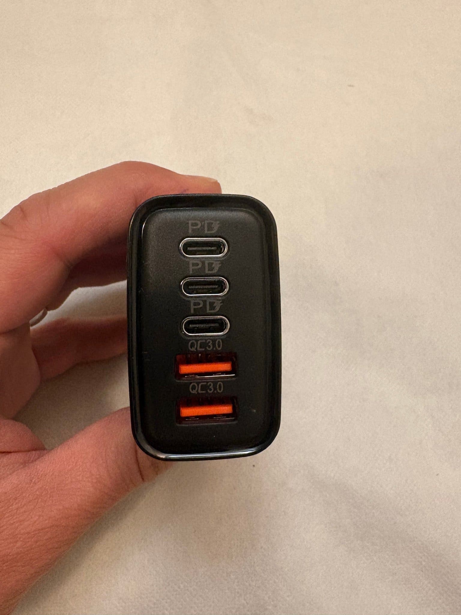 Kraftfull och smidig 240W USB-C laddare
