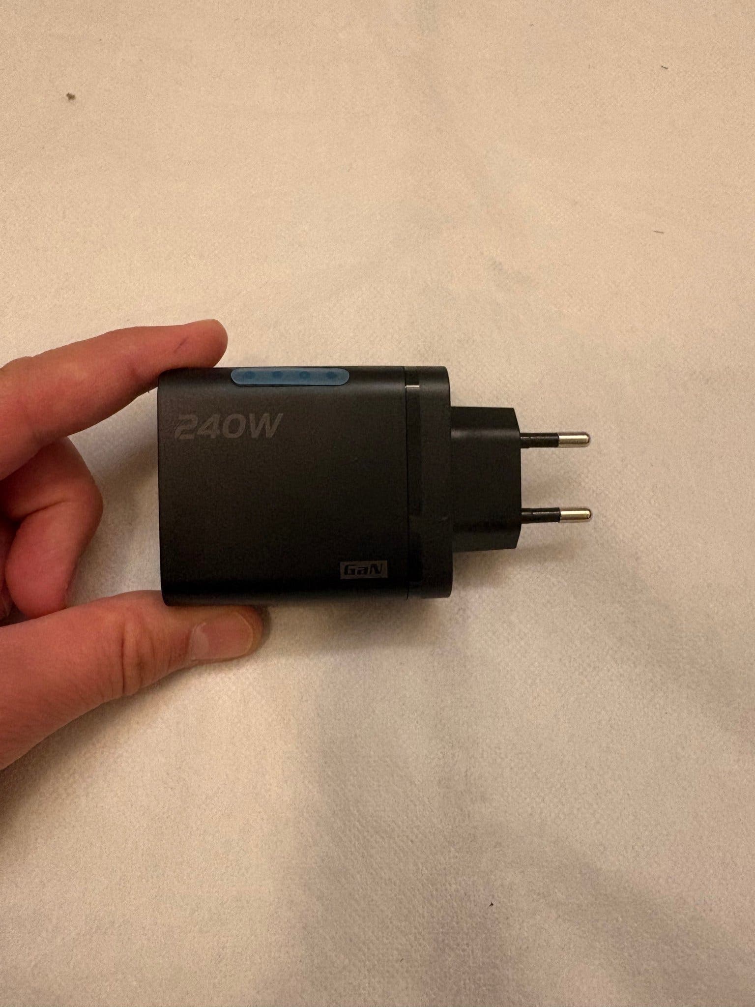 Kraftfull och smidig 240W USB-C laddare