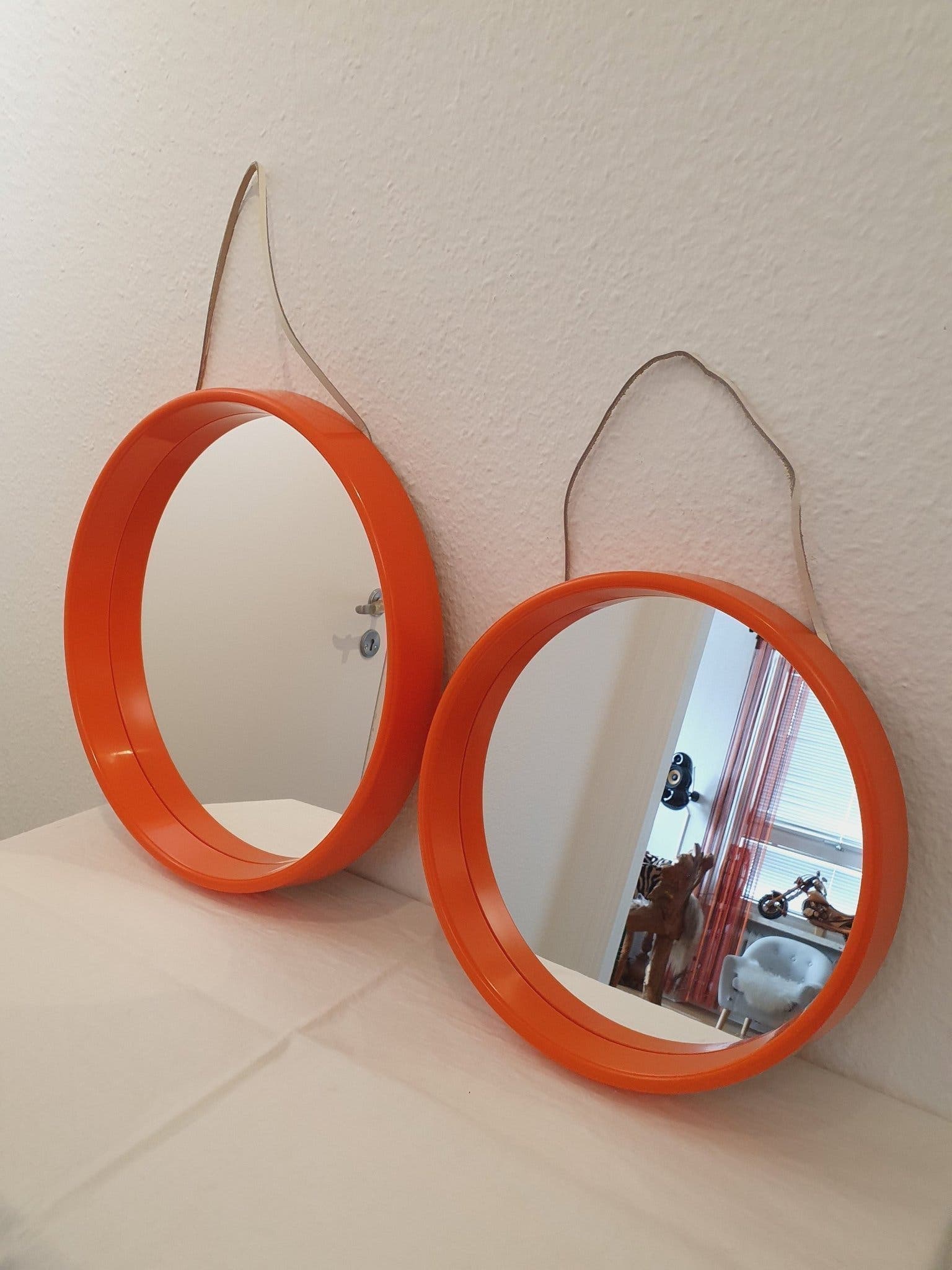 Retro Vintage SPEGLAR 2 st. Plast 1960/70-tal. Två runda speglar med orange ram