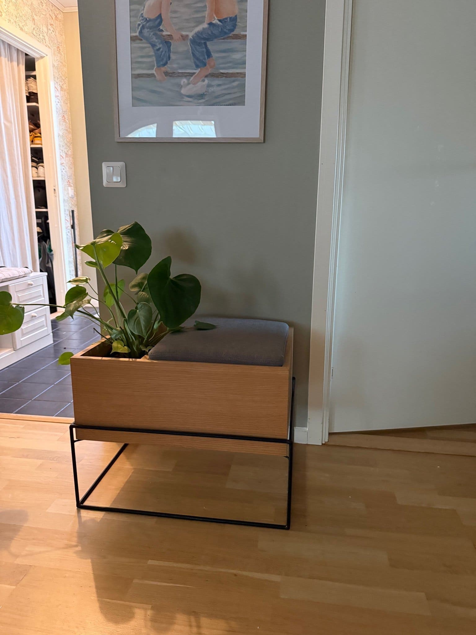 Bänk med förvaring och sittdyna