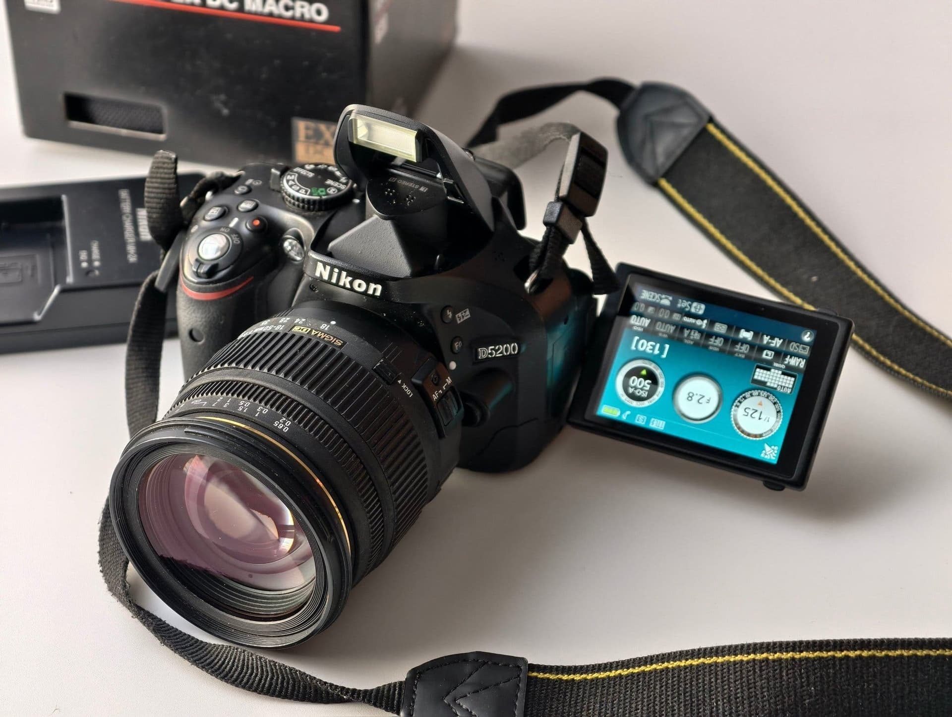 Nikon D5200 systemkamera med Sigma 18-50mm f/2.8 EX DC Macro objektiv