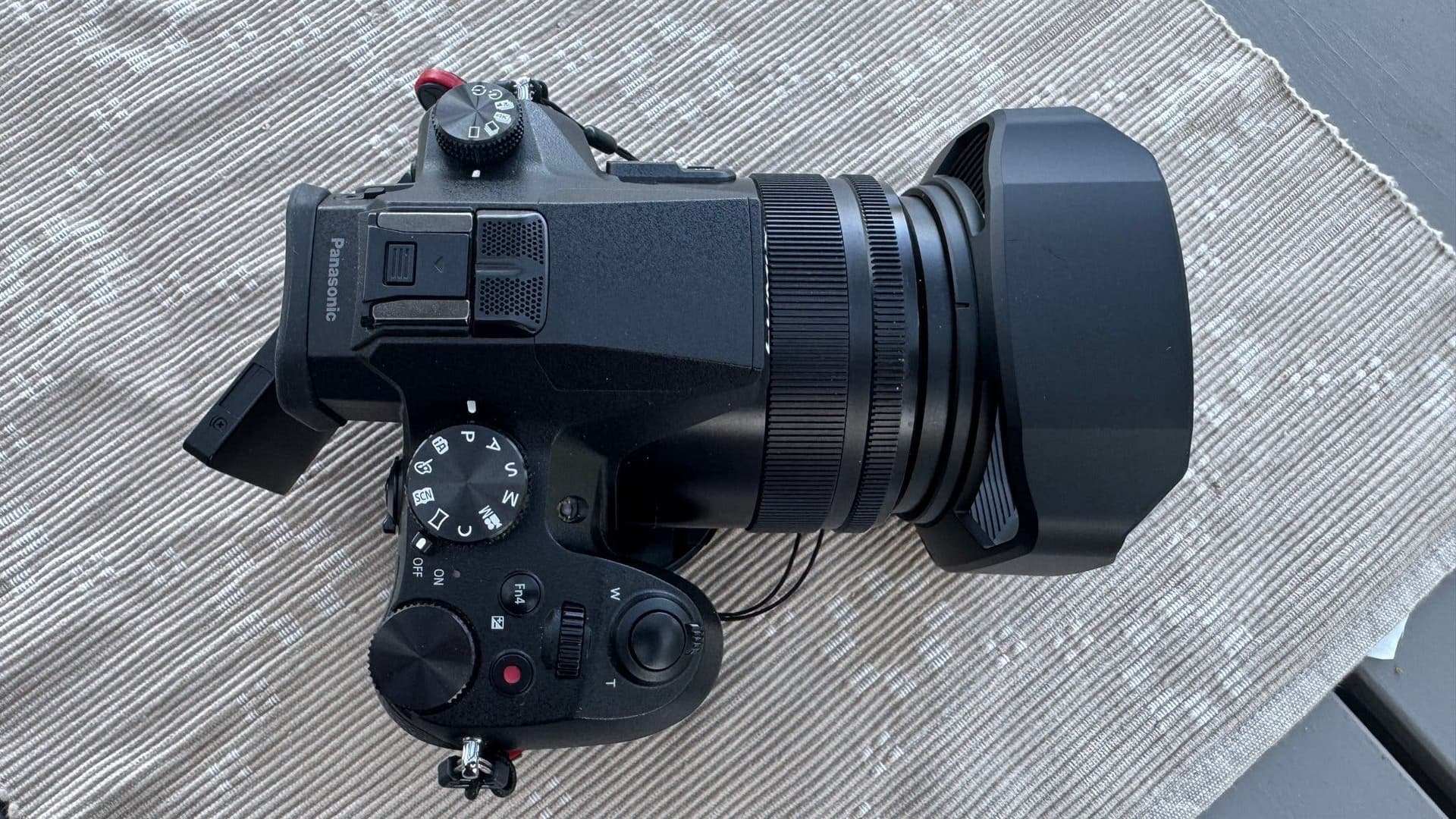 Panasonic Lumix FZ2000