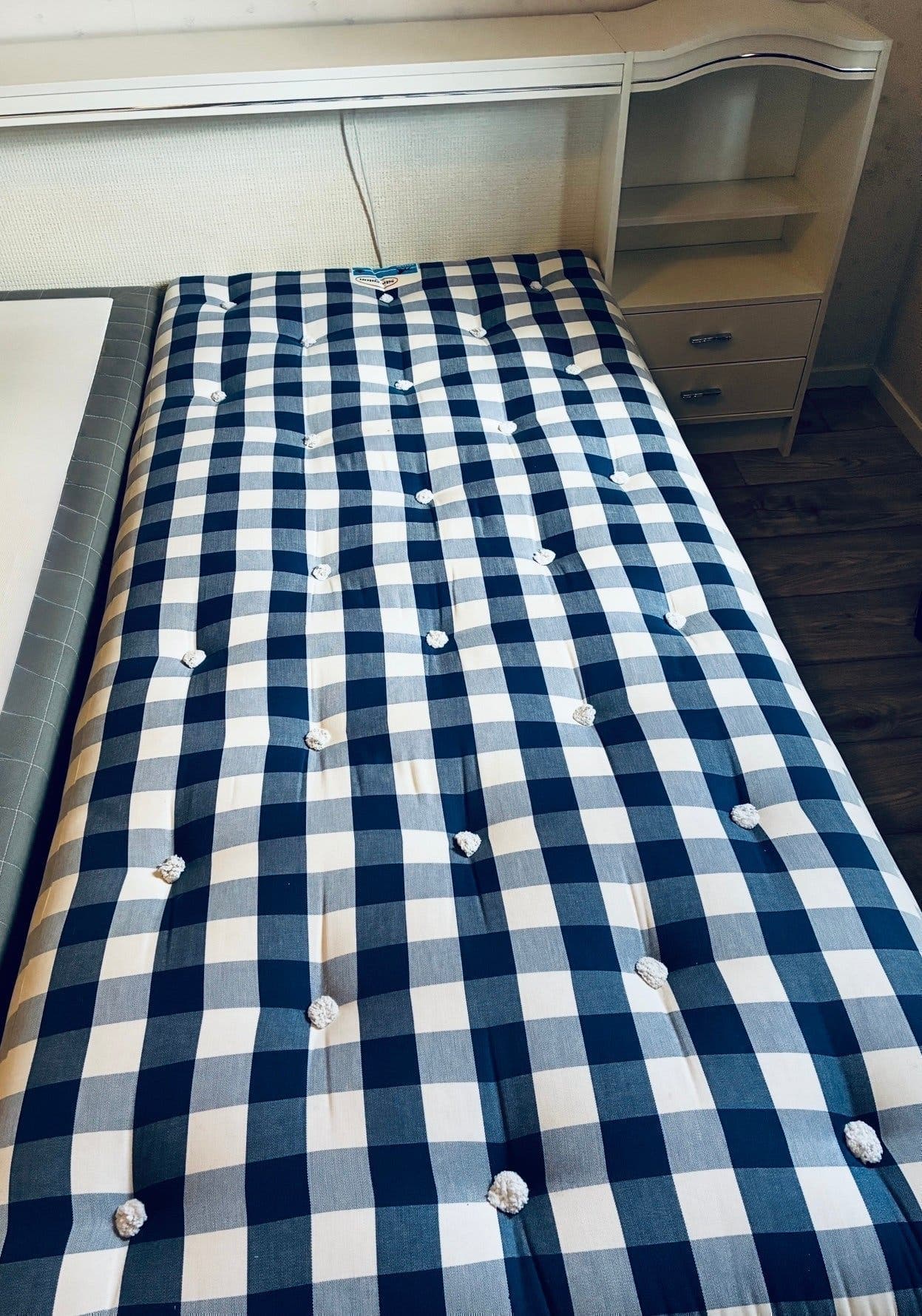 KÖP-NU -PRIS!! OBS!!! HÄMTAS I ÄLVKARLEBY! Sängmöbel +hästen madrass!