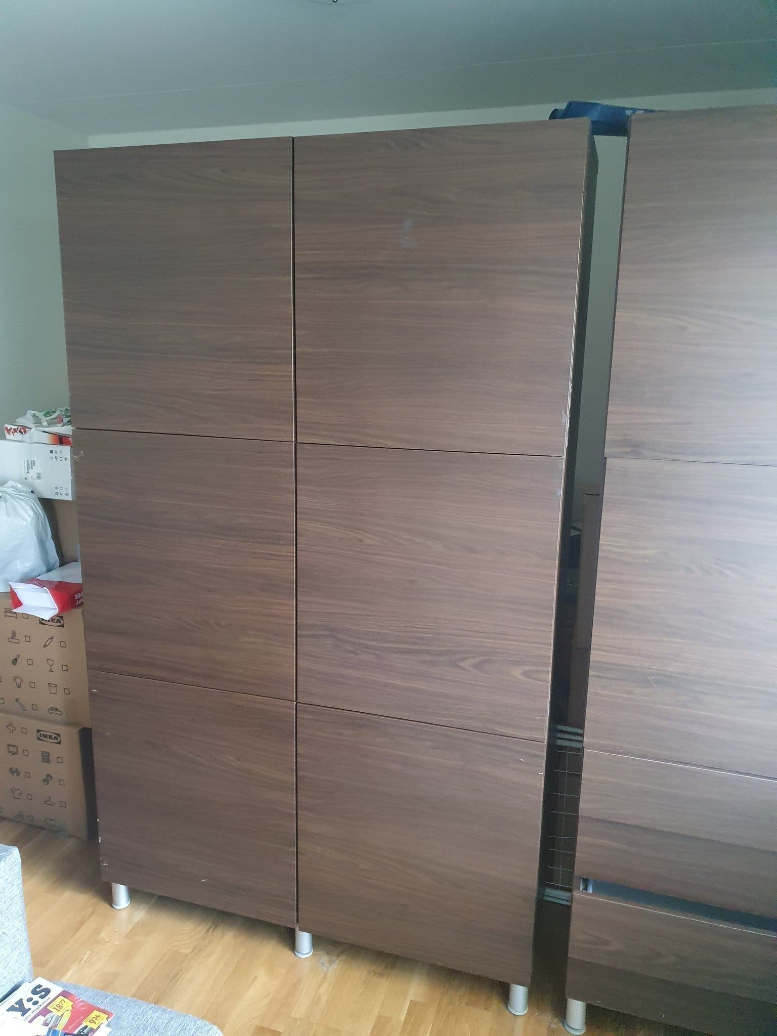 IKEA Bestå skåp med dörrar (6 + 2)dörrar och 4 hyllor. Total 202X180X41cm.