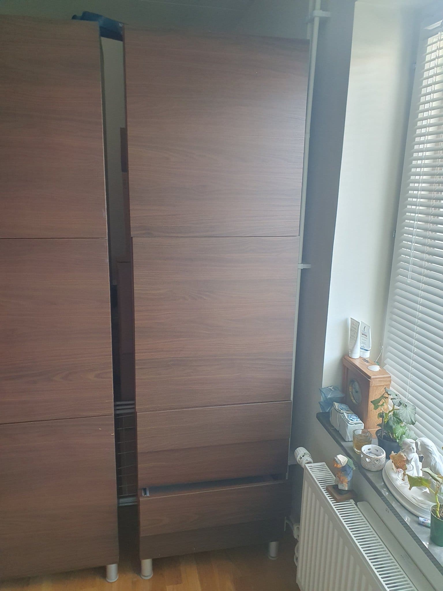 IKEA Bestå skåp med dörrar (6 + 2)dörrar och 4 hyllor. Total 202X180X41cm.