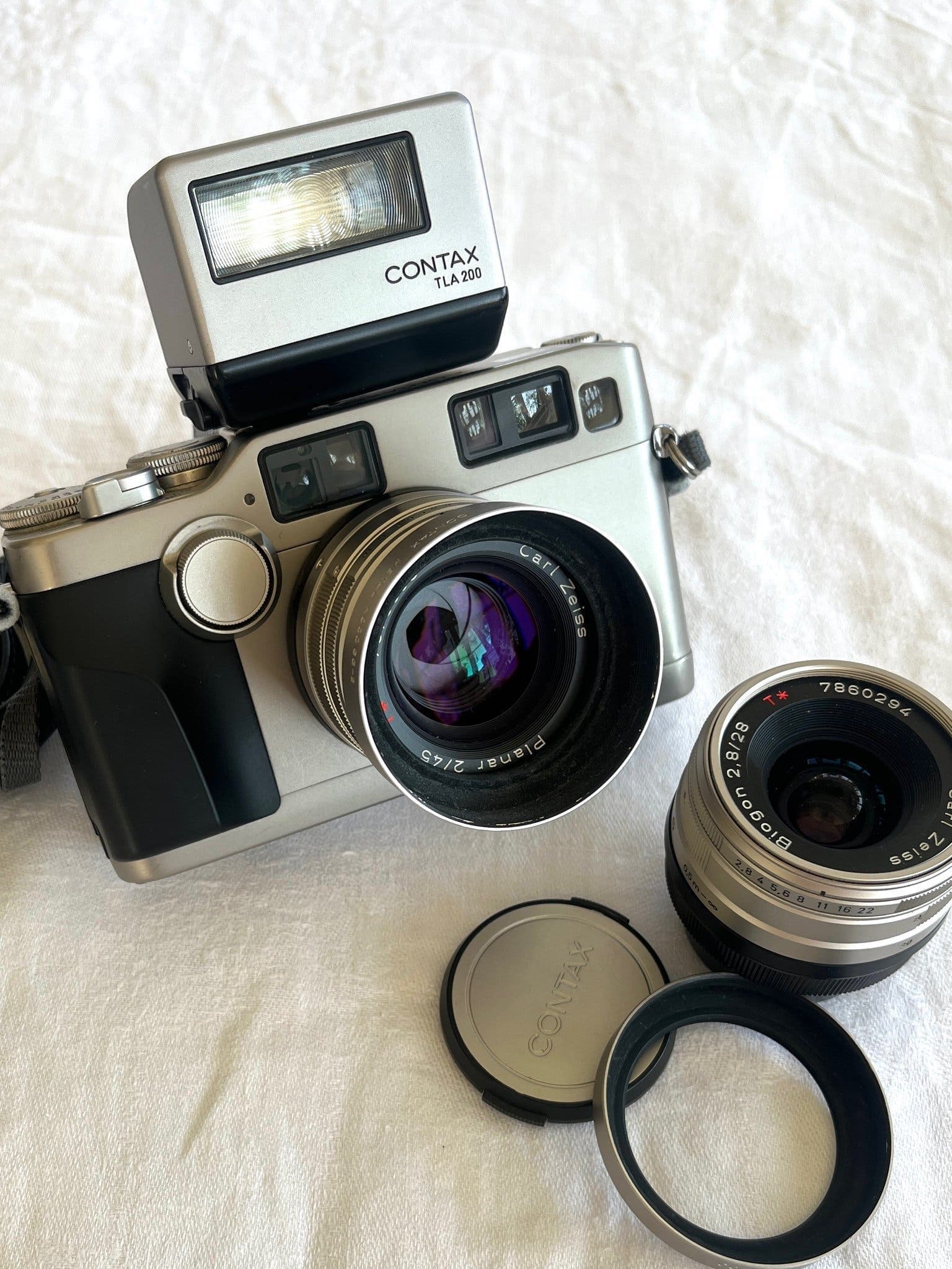 Contax G2 med objektiv och blixt