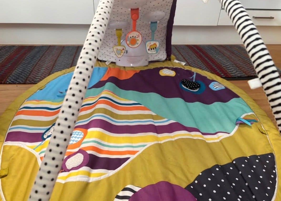 Babygym med aktivitetsmatta