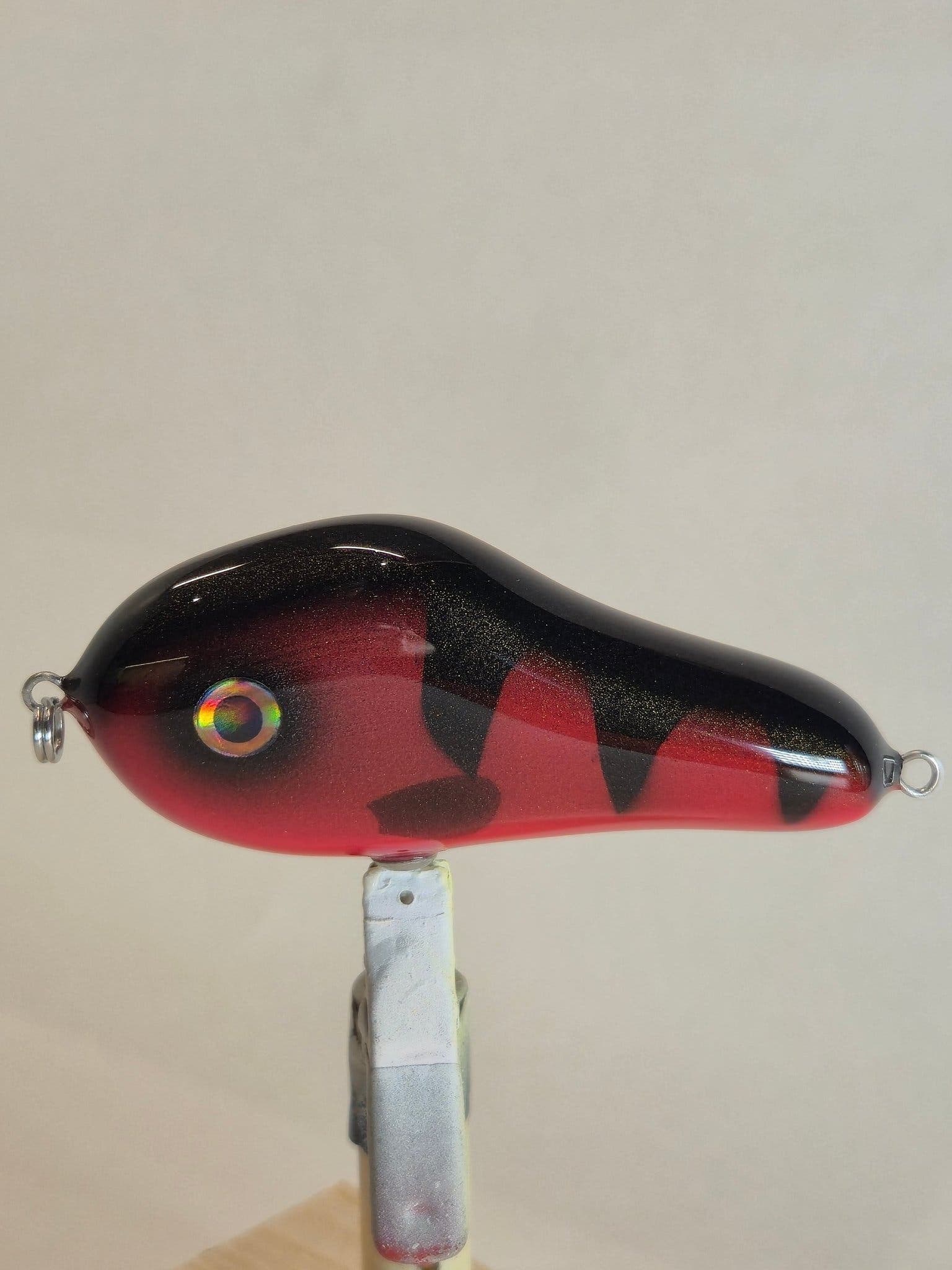 handgjort träbete Swimbait Humpback för gäddfisket. färgen Röd/svart
