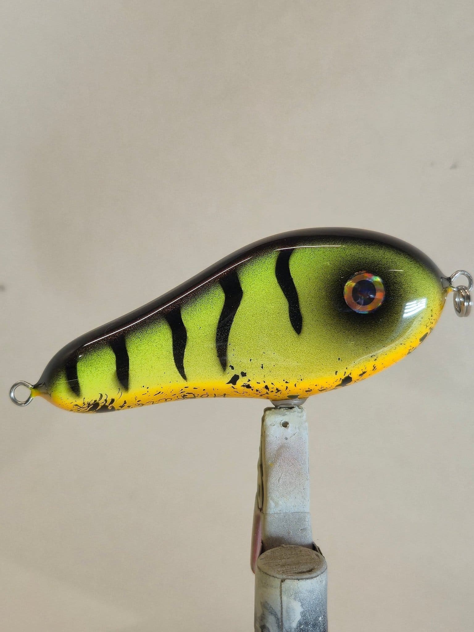handgjort träbete Swimbait Smygaren för gäddfisket. färgen Firetiger
