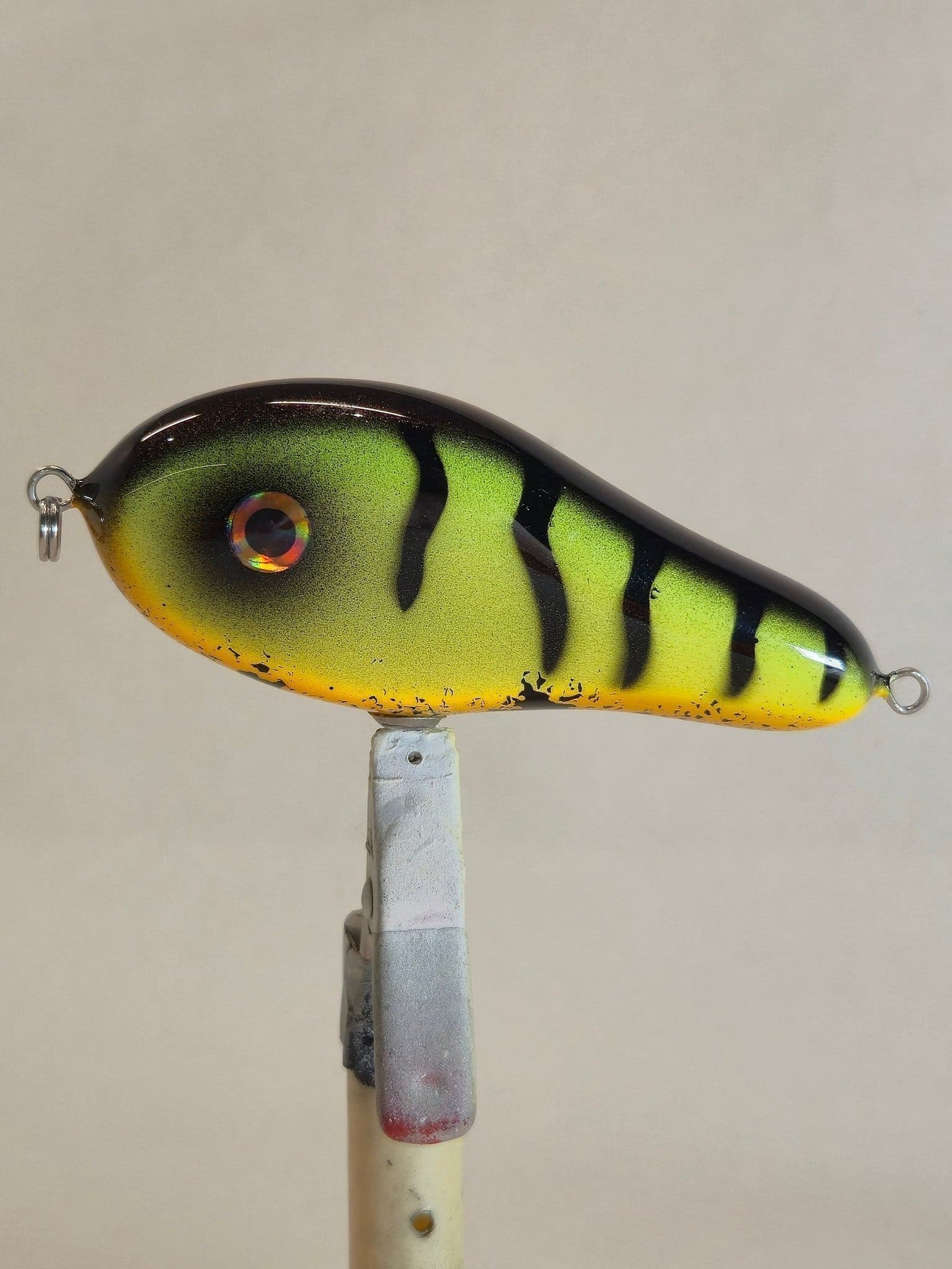 handgjort träbete Swimbait Smygaren för gäddfisket. färgen Firetiger
