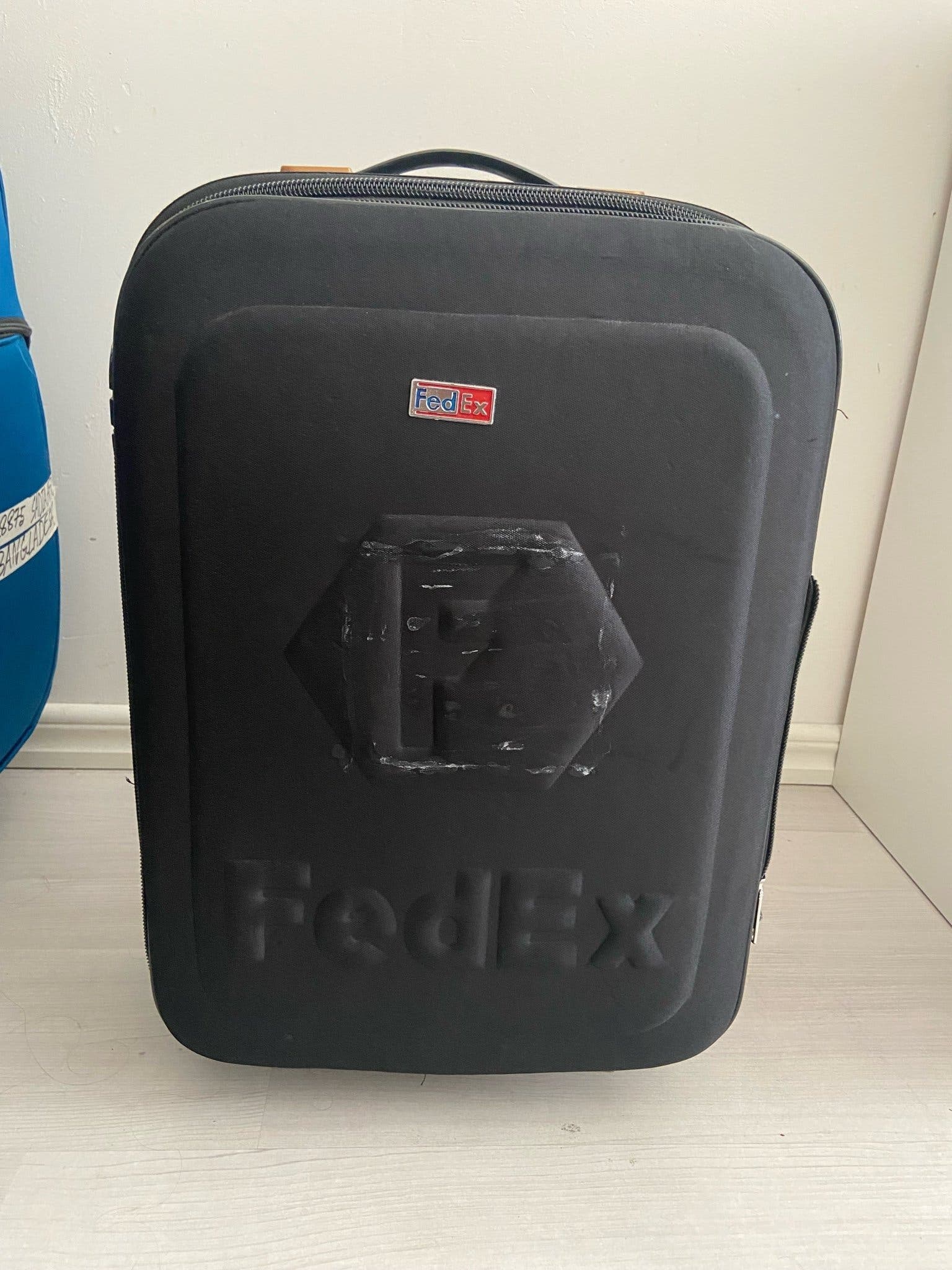 FedEx resväska svart