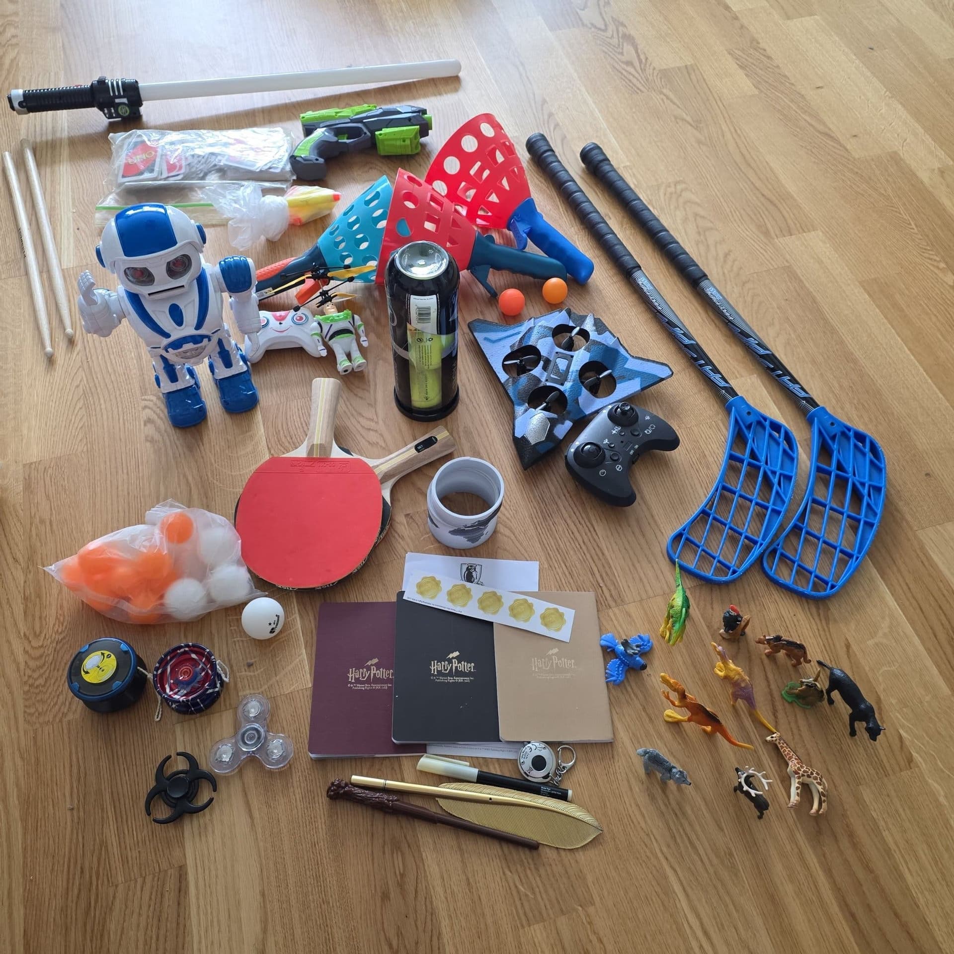 Leksakspaket med robot, Buzz Lightyear, Star Wars-svärd, vattenpistol,