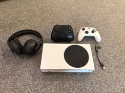 Xbox Series S med två handkontroller TMR