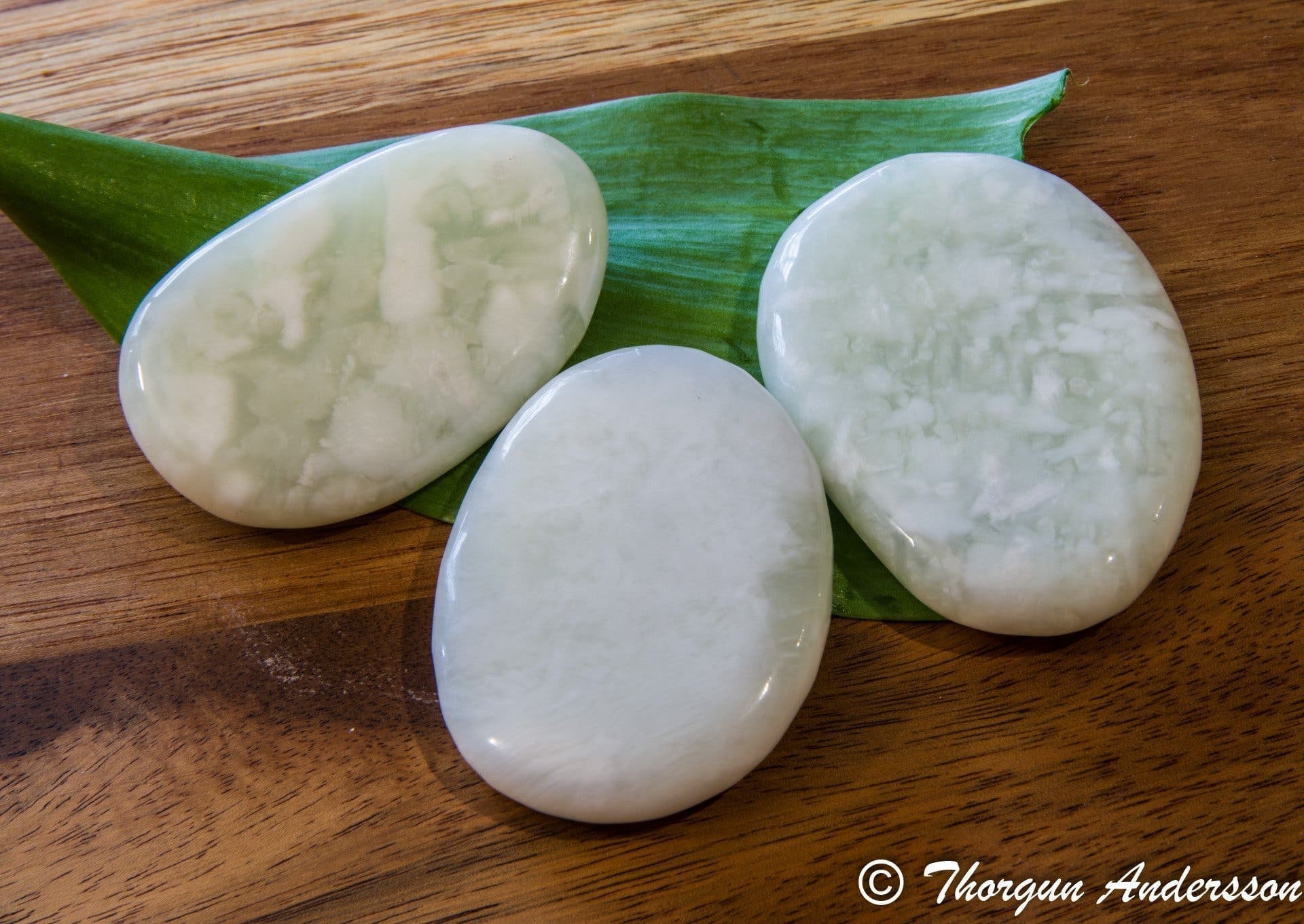 1 platt polerad touchstone Serpentin - New Jade ca 5x4 cm handsten palmstone