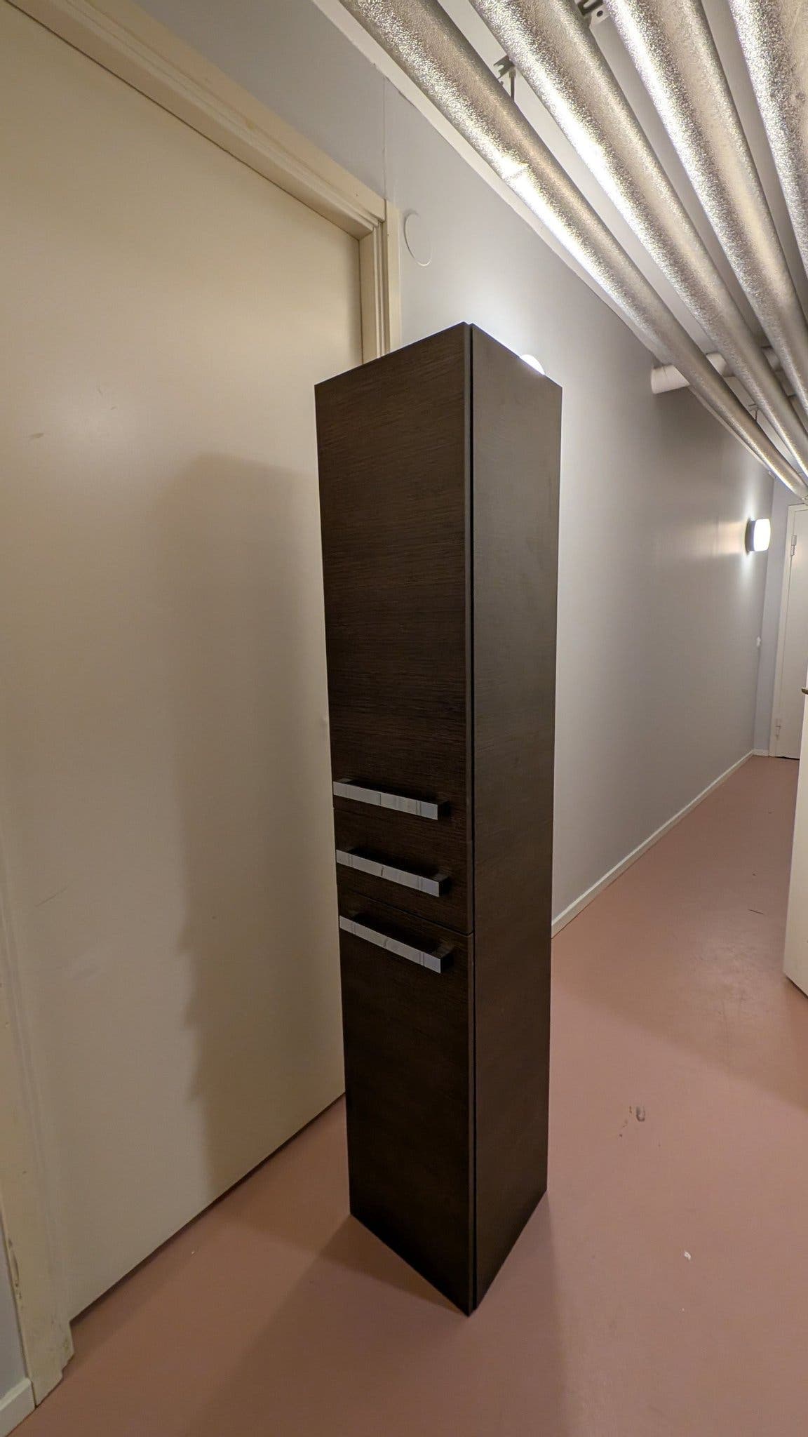 Badrumsskåp med liten utdragslåda två skåp.