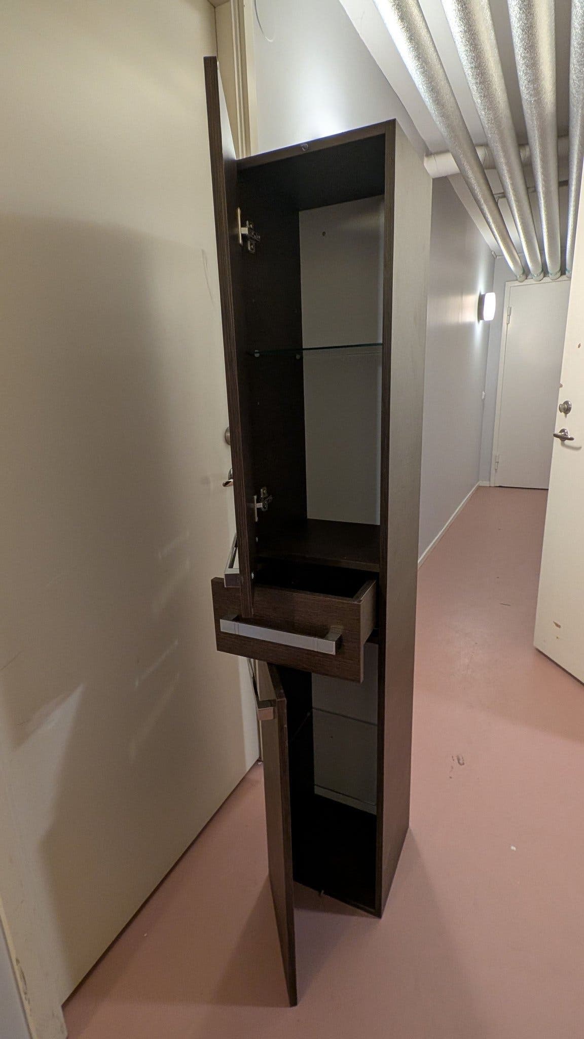 Badrumsskåp med liten utdragslåda två skåp.
