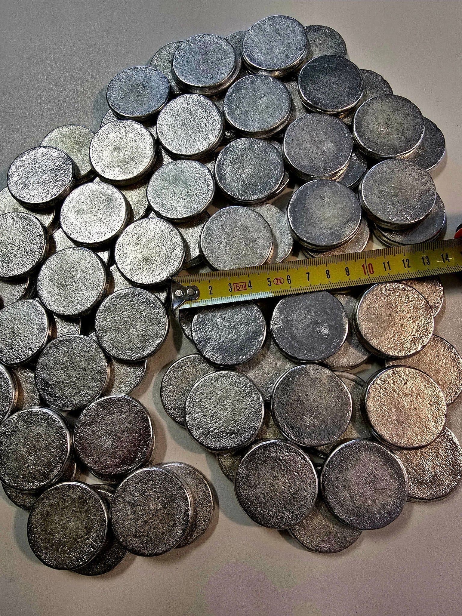 Gjuttenn ca 1 KG Blyfritt Svenskt Tenn ca 4×4×0.5cm. Gjuttenn. Tenntacka.