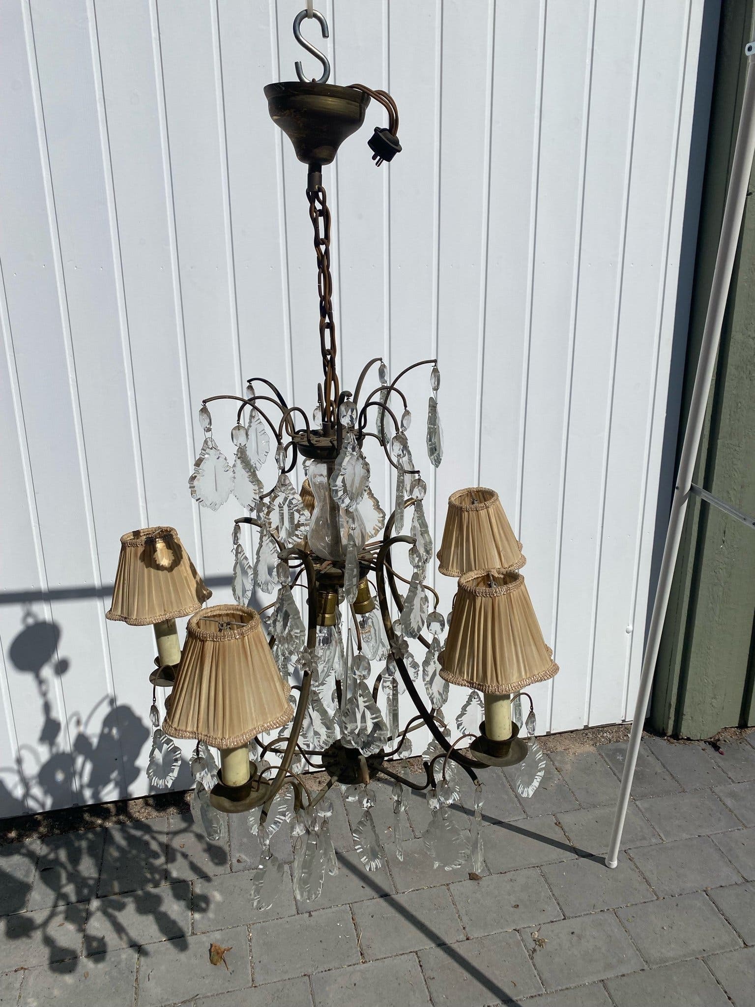 Liten ljuskrona med prismor och lampskärmar