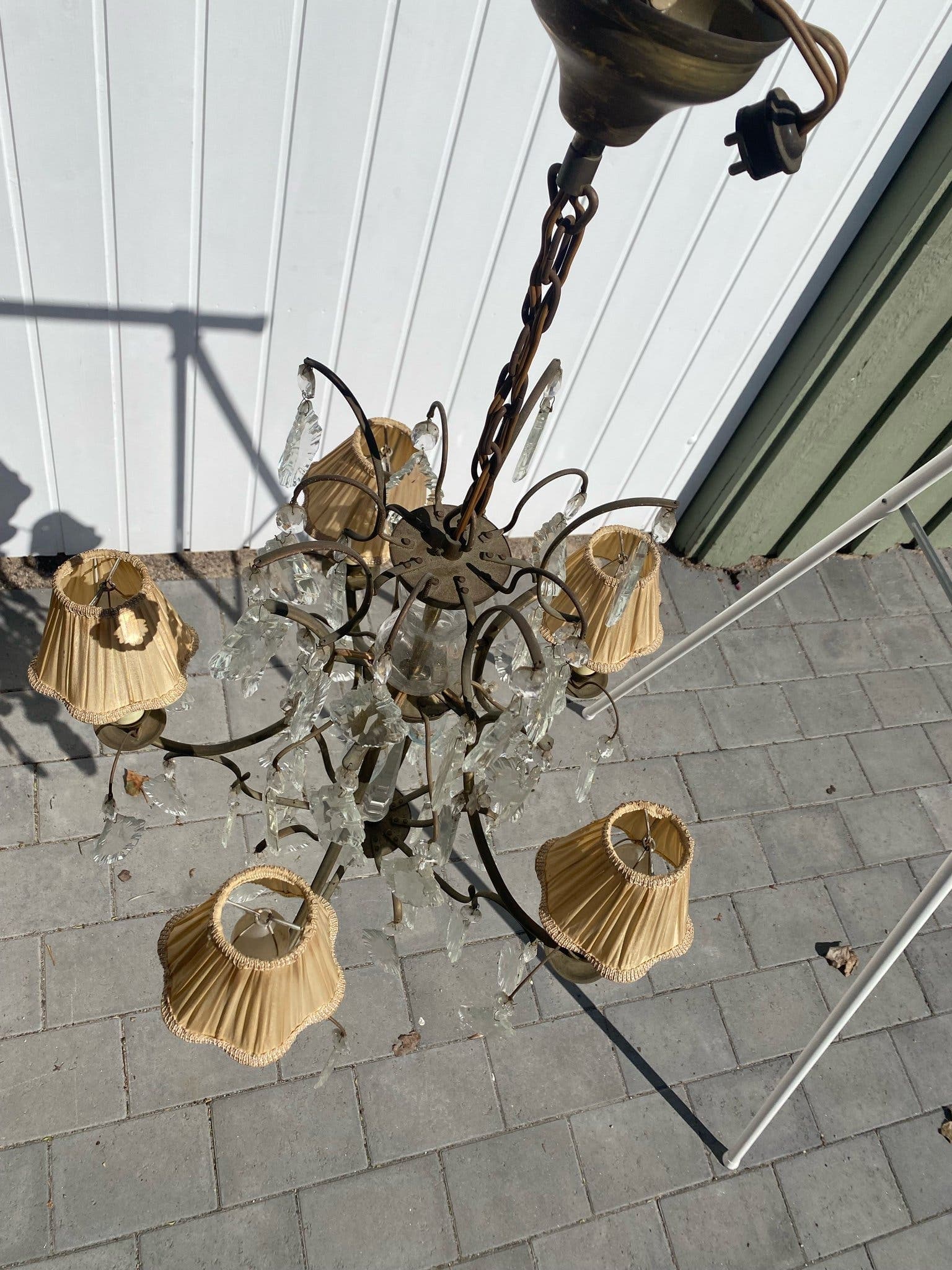 Liten ljuskrona med prismor och lampskärmar