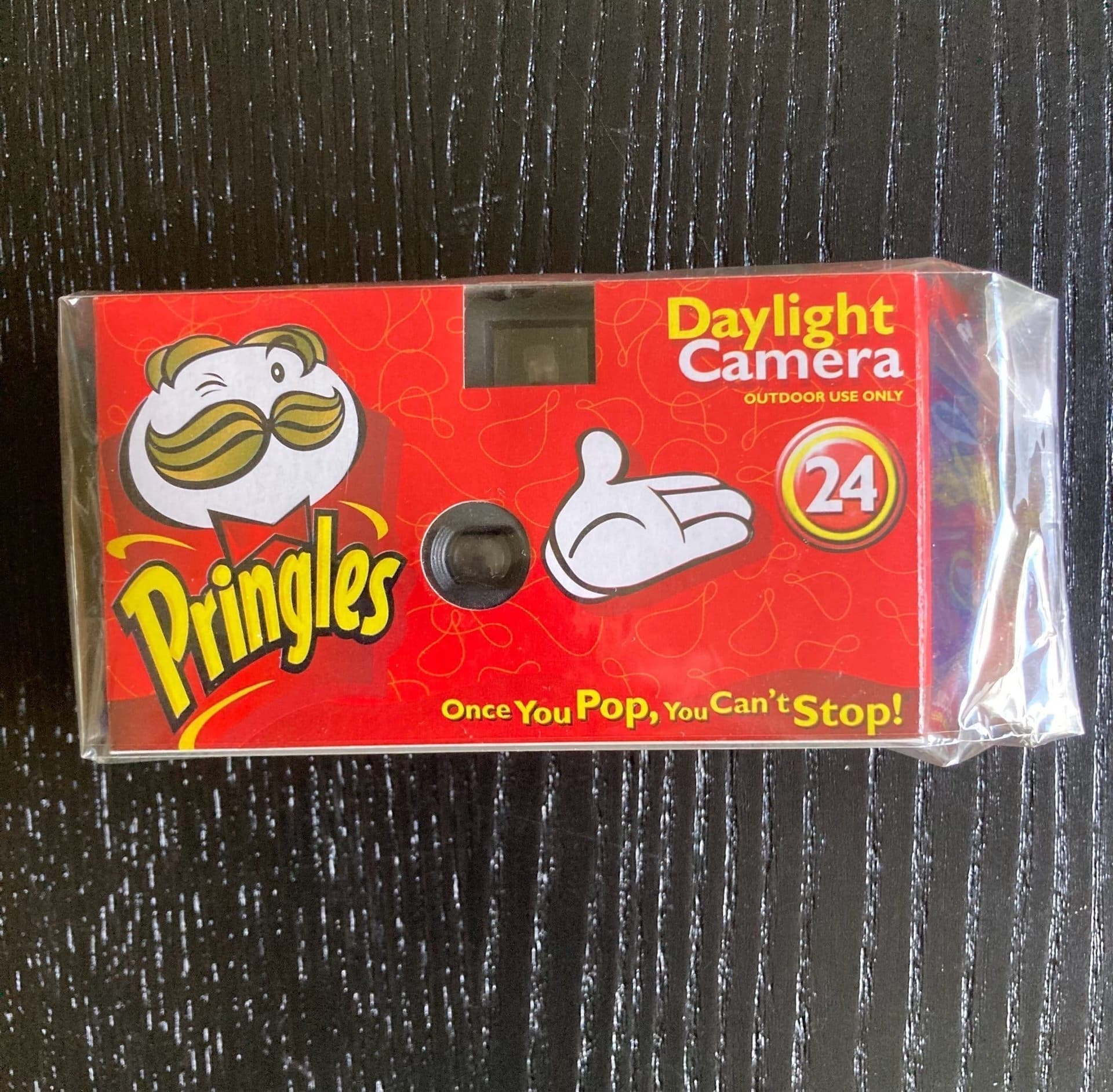 Oöppnad Pringles engångskamera 2005