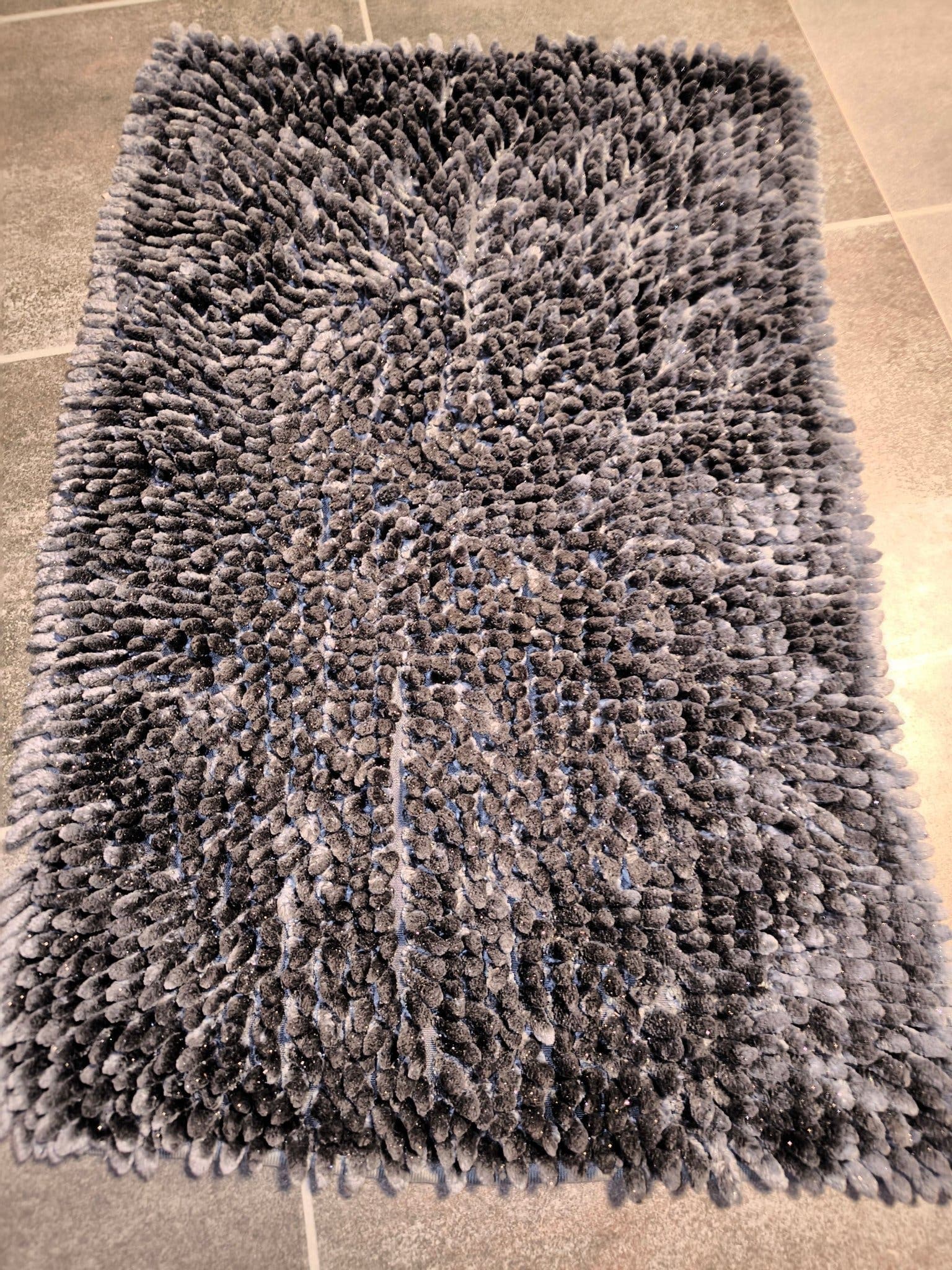 Badrumsmatta i mörkgrå chenille
