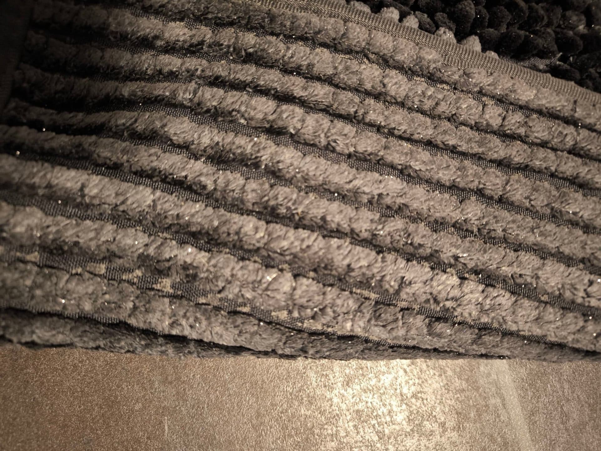 Badrumsmatta i mörkgrå chenille